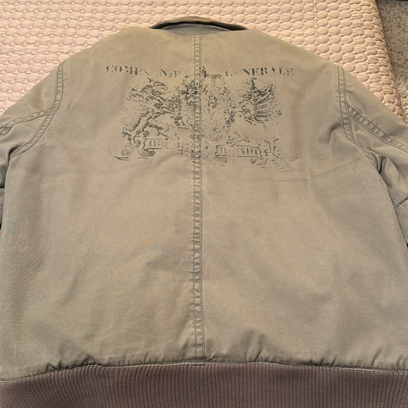 This is a rear find. I I don’t think this jacket is made any longer. - Picture 3 of 6